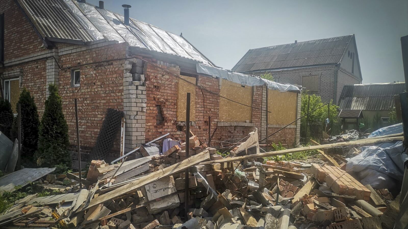 Пошкоджено багатоповерхівки: поліція показала наслідки російських ударів по Запорізькій області, — ФОТО