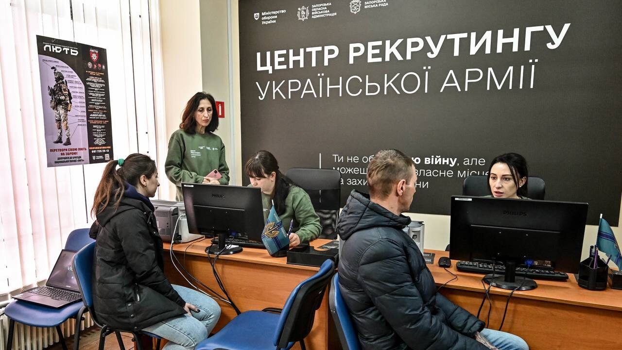 В Запорожье в центре рекрутинга уже 200 человек выбрали профессию и готовятся подписать контракт