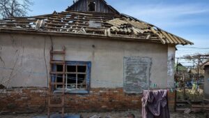 Побиті дахи та зруйновані прибудинкові території: наслідки ворожих ударів по Запорізькій області 