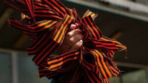 Штрафи та ув’язнення: за псування георгіївської стрічки окупаційна влада Запорозької області погрожує покаранням