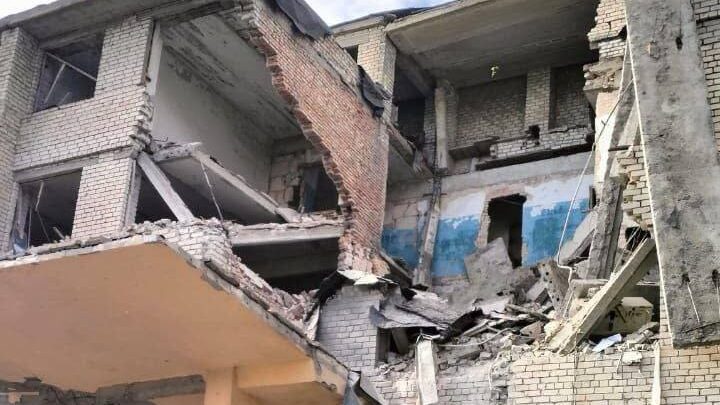 Постраждали люди: вдень ворог завдав авіаудар по адмінбудівлі в Степногірську