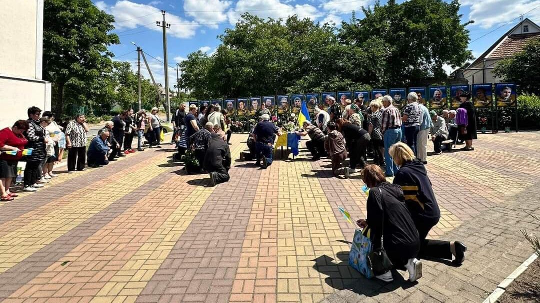 Ставши на коліна, провели в останню путь: відбулось прощання з полеглим захисником з Балабино 