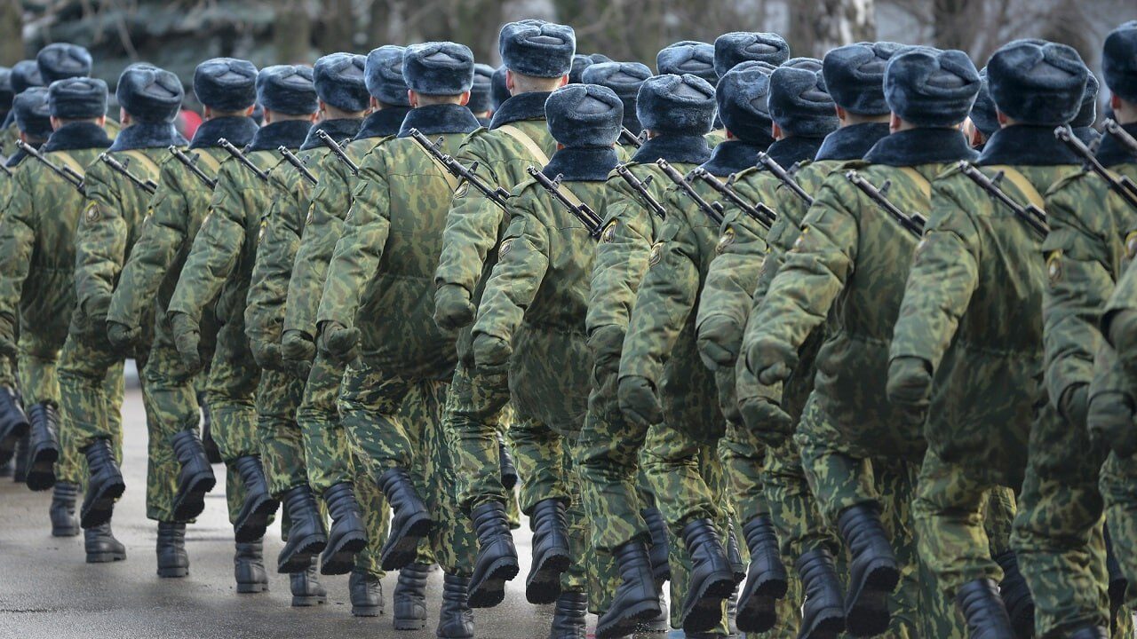 Заманивают жильем, бесплатной медициной и страхованием жизни: оккупанты вербуют в ряды росармии молодежь Бердянска