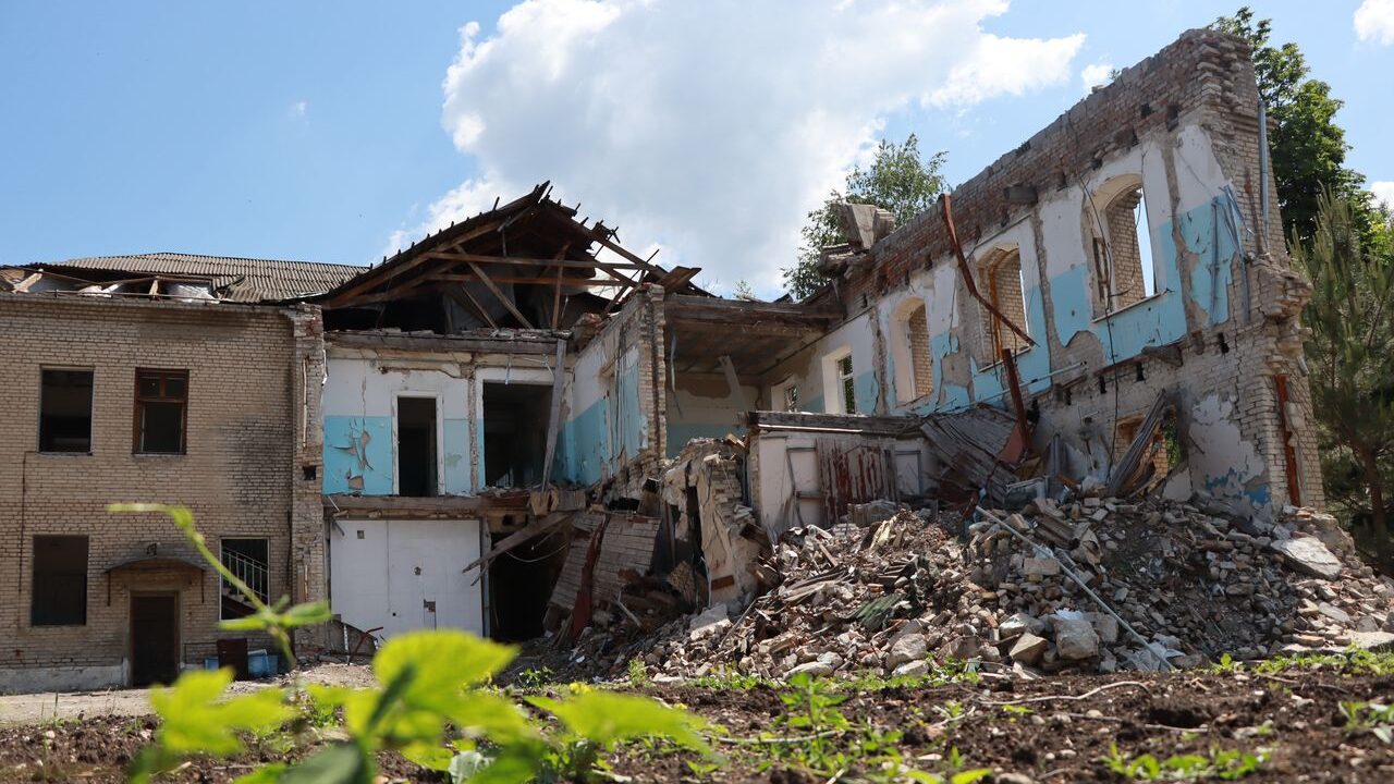 Поврежден главный корпус и разрушен роддом: планируют ли восстанавливать больницу в Вольнянске
