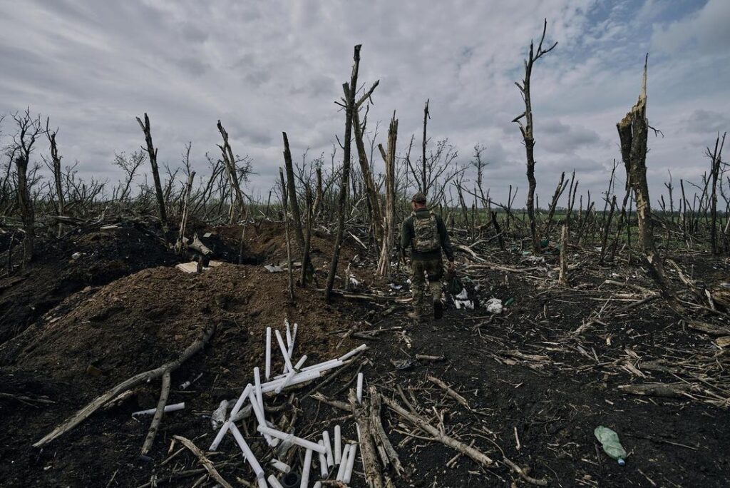 Понівечена ворожою артилерією посадка у Донецькій області, яку тримали воїни 53 окремої механізованої бригади ім. князя Володимира Мономаха. Фото: Костянтин та Влада Ліберови 