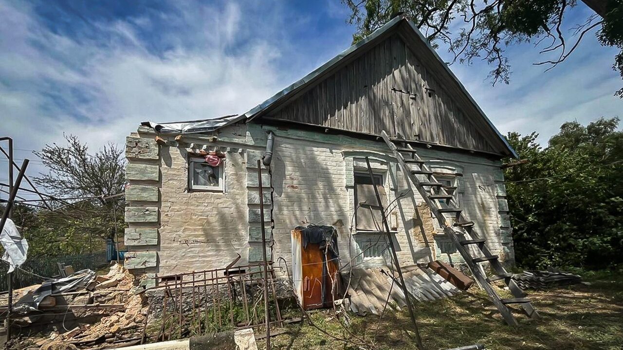 Побиті дахи та посічені фасади: поліція показала наслідки російських ударів по Запорозькій області 