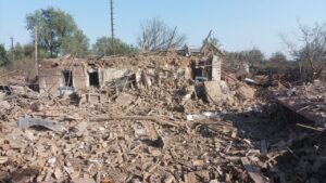 «Щодня 50-100 «прильотів» в село»: касетними боєприпасами і фосфором ворог гатить по селищу в Запорізькій області