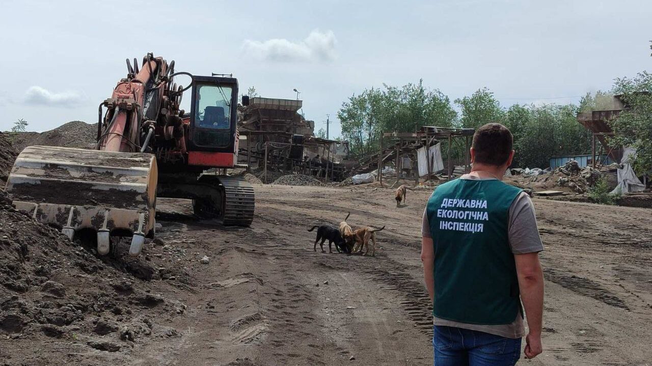 Неизвестная пыль оседала на дома в Шевченковском районе Запорожья: что говорят в экоинспекции