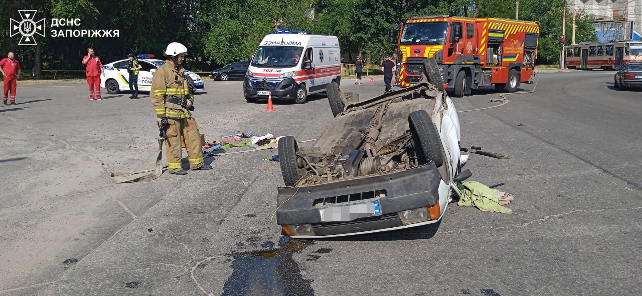 У Запоріжжі під час ДТП автівка перекинулася на дах: постраждалих забрала «швидка», — ФОТО