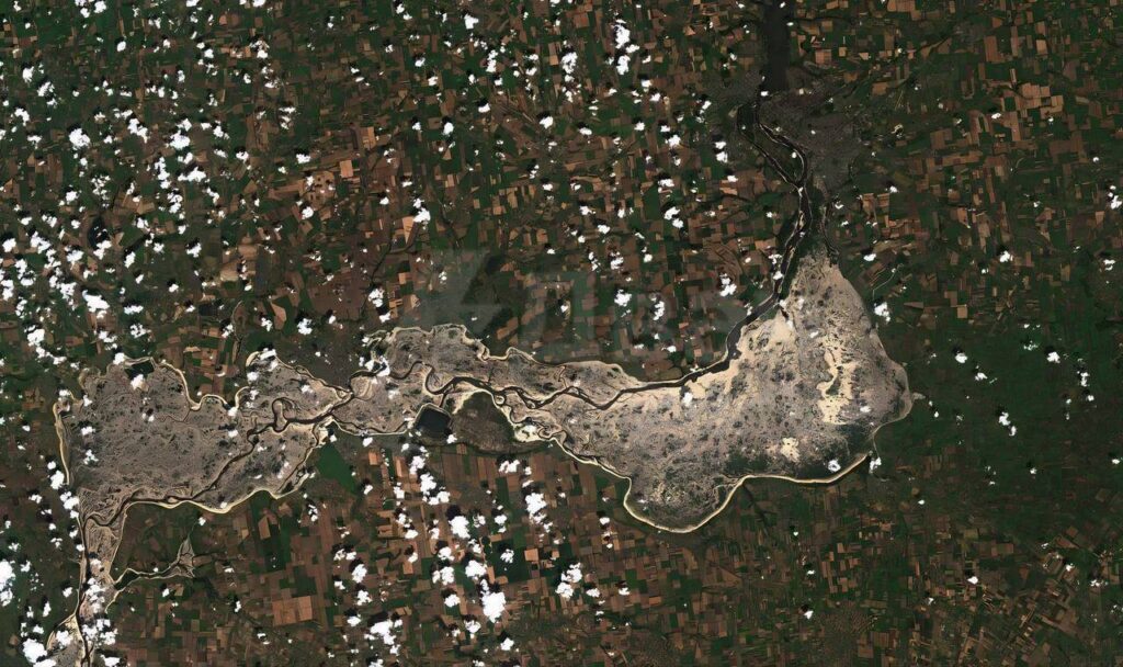 Осушене Каховське водосховище у перші місяці після знищення греблі ГЕС Фото: Astra 
