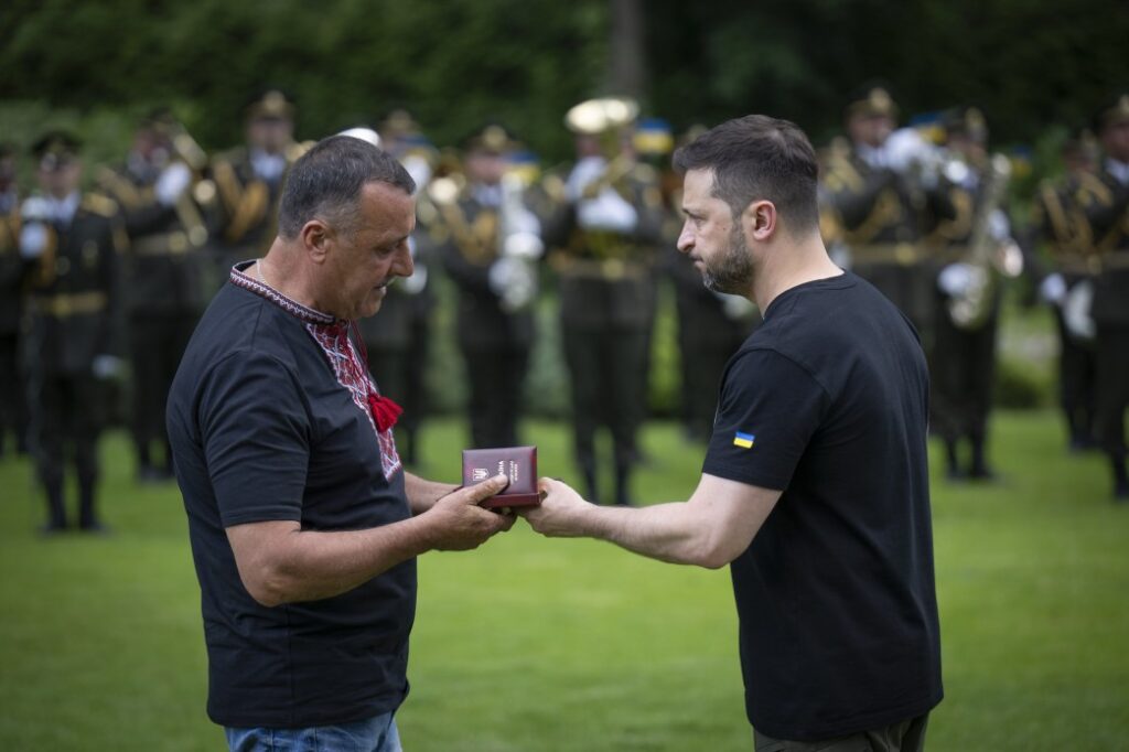 Запорізький енергетик Юрій Черкасов, який відновлює світло на прифронтовій території, отримав орден з рук президента України