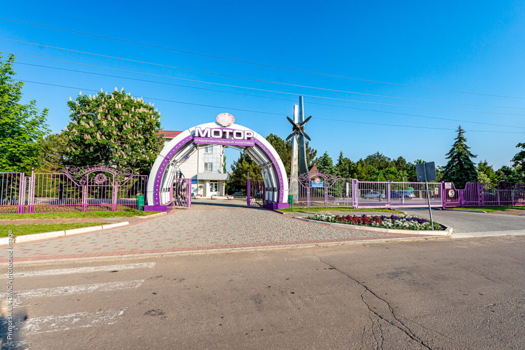 В окупованому курортному Приморську працюють лише три бази відпочинку: всі інші – заселені російськими солдатами або покинуті