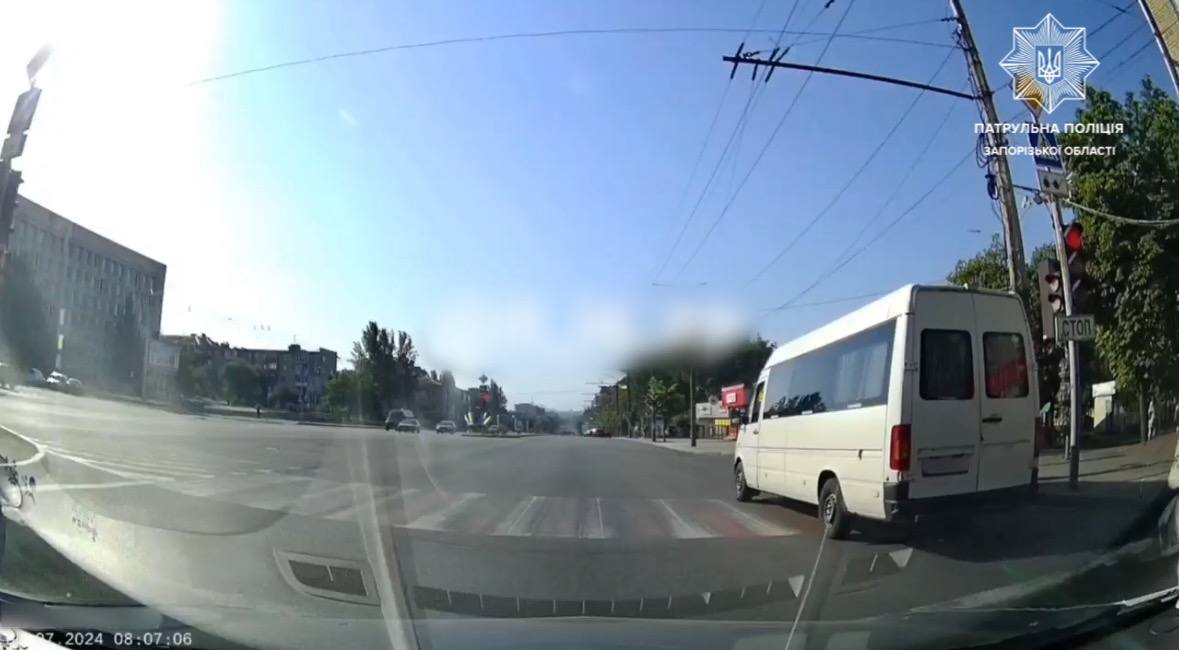 У центрі Запоріжжя водій маршрутки проїхав на червоне світло: поліція його розшукала та оштрафувала, – ФОТО