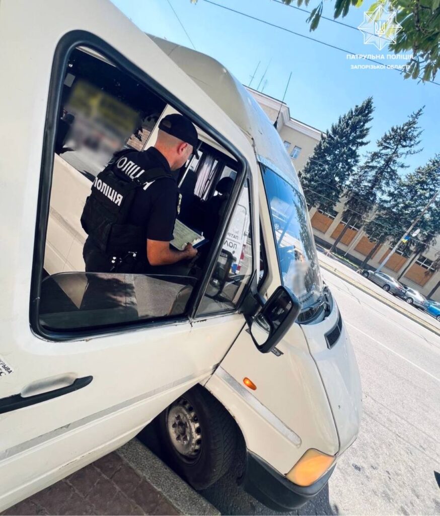 У центрі Запоріжжя водій маршрутки проїхав на червоне світло: поліція його розшукала та оштрафувала