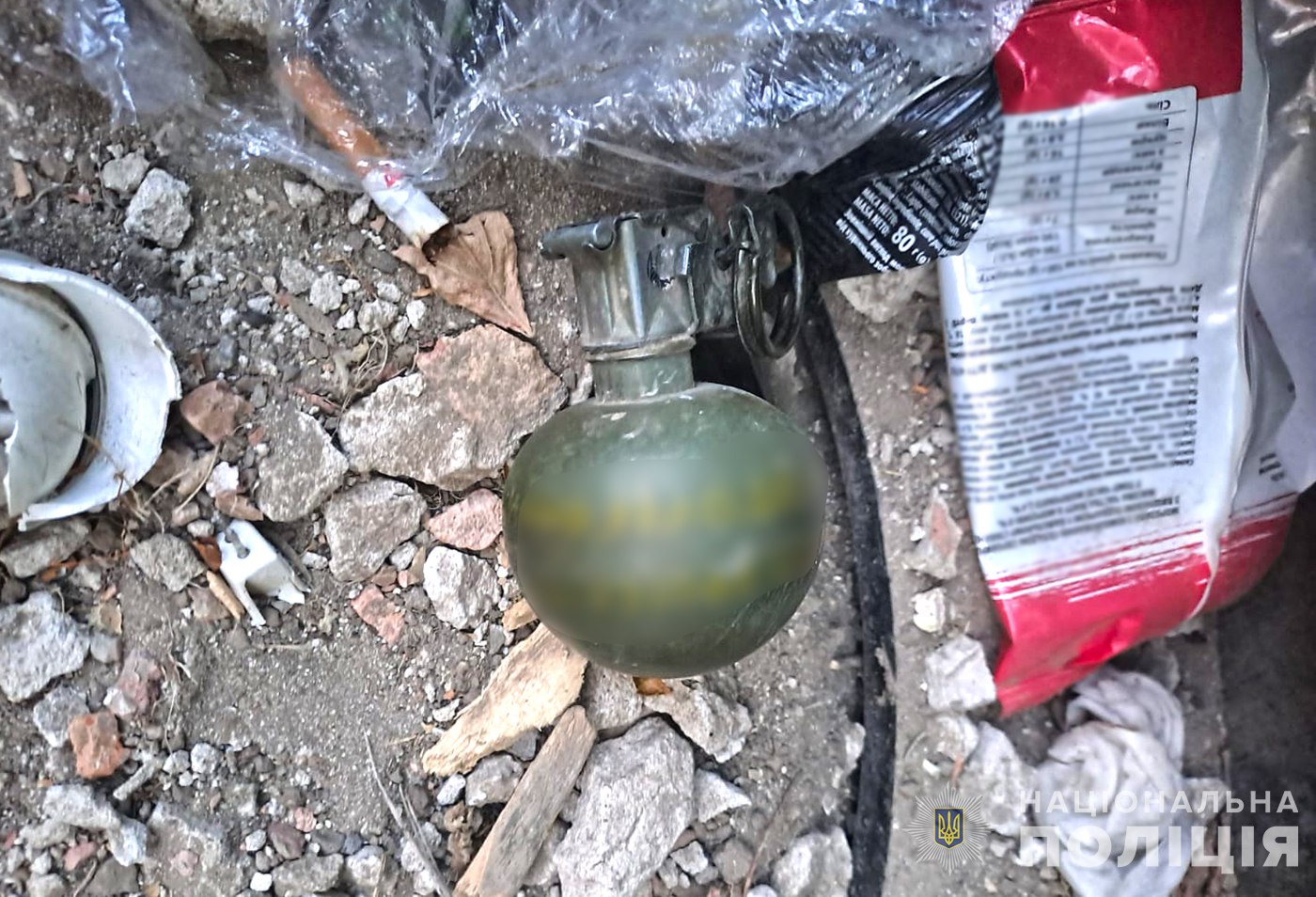 В Запорожье на детской площадке обнаружили боевую гранату: подробности