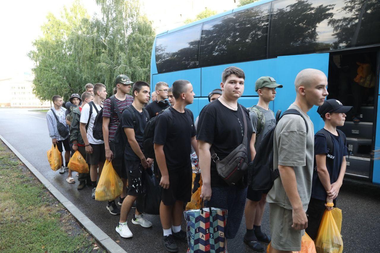 Юнаків з Запорізької області окупанти відправляють до РФ для підготовки до проходження військової служби