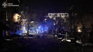 Зросла кількість постраждалих внаслідок нічного удару по Запоріжжю, врятовано 27 людей, — ФОТО