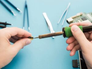 Електричний паяльник: інструмент, який завжди має бути під рукою у кожного господаря