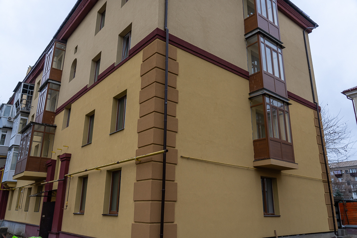 Незабаром мешканці зможуть заїхати у квартири: пошкоджений внаслідок атаки будинок на Сталеварів відновлено на 98%, — ФОТО, ВІДЕО 