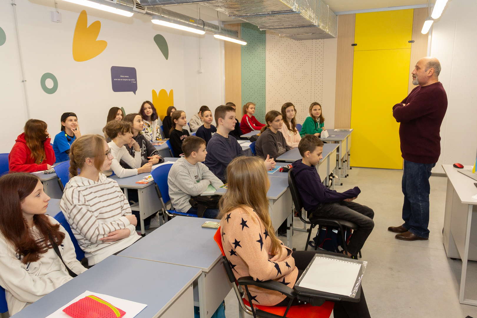 Зарядки, кружки и уголки для чтения: как в Запорожье работает первая подземная школа, — ФОТО, ВИДЕО