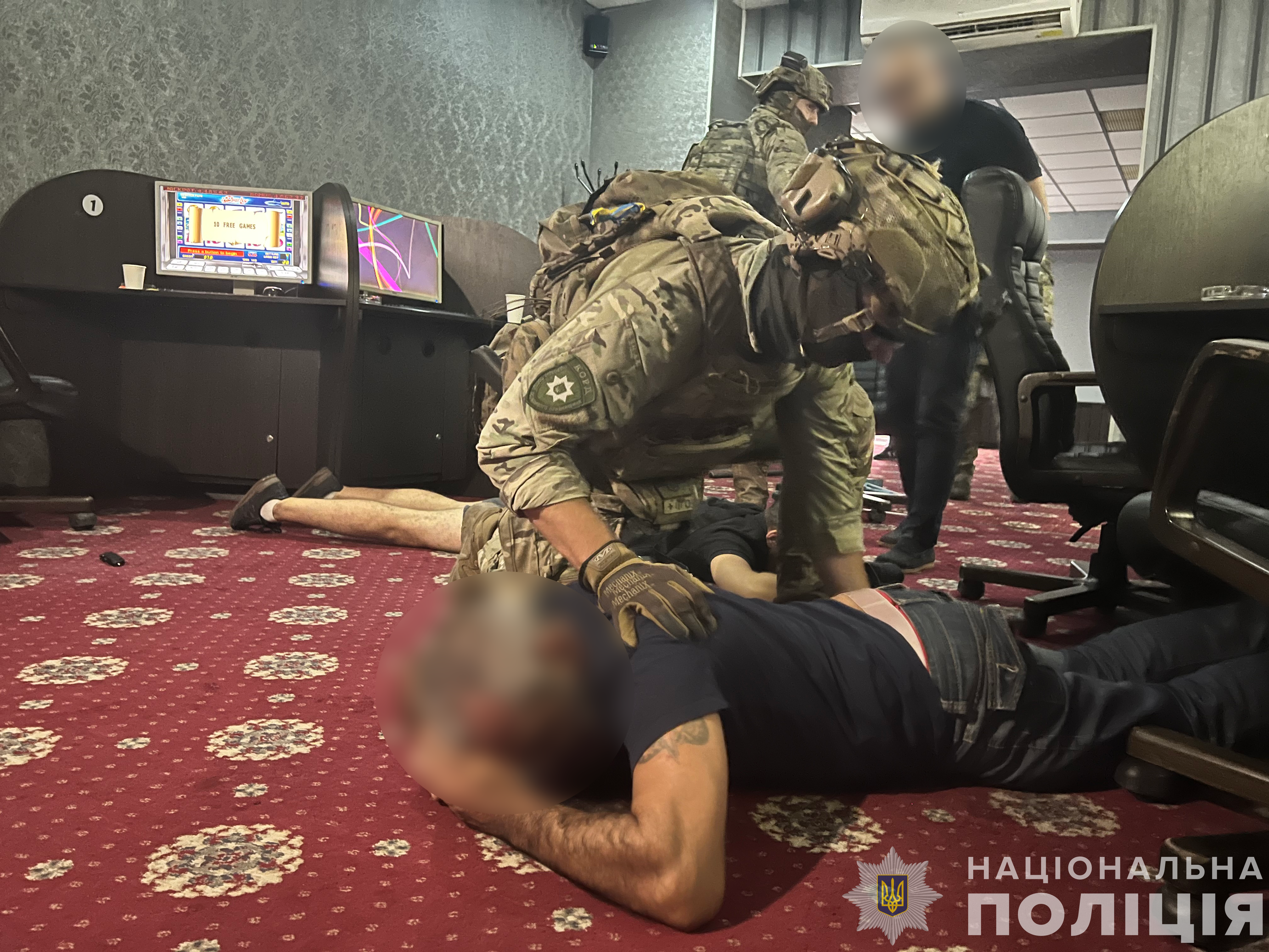Избивали потерпевших и отбирали имущество: запорожские правоохранители сообщили о подозрении трем вымогателям