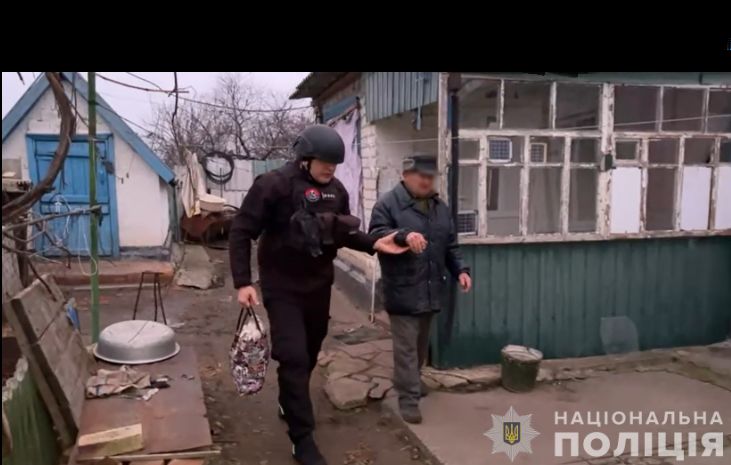 По будинку не раз прилітало: з прифронтового Гуляйполя евакуювали літнього чоловіка, — ВІДЕО