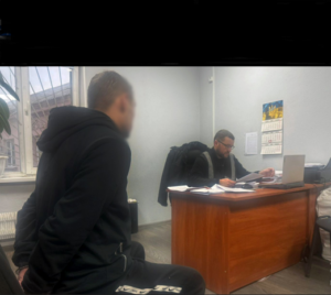 Вдарив та вихопив телефон: у Запоріжжі затримали чоловіка, який вчинив розбійний напад на ветерана