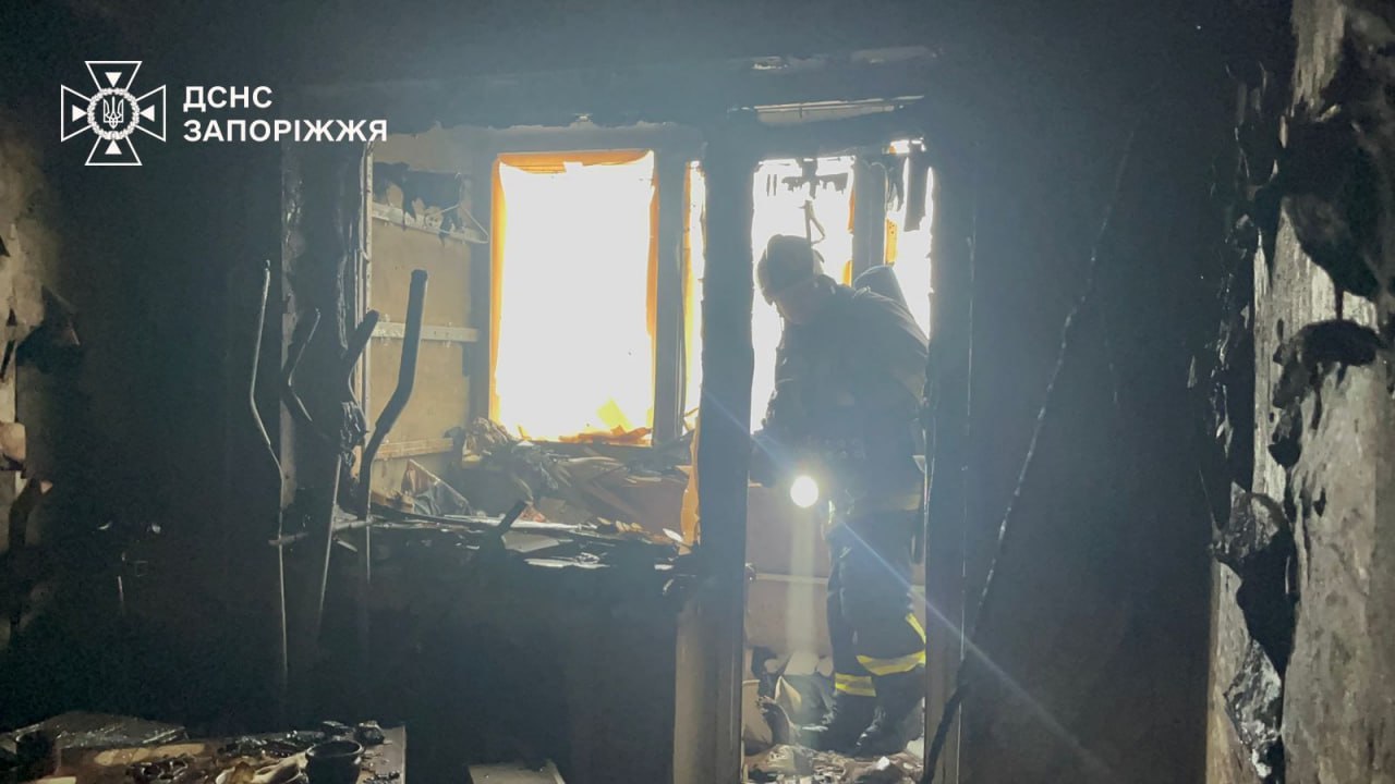 Під час пожежі у запорізькій багатоповерхівці загинула людина, ще трьох мешканців евакуювали, — ФОТО