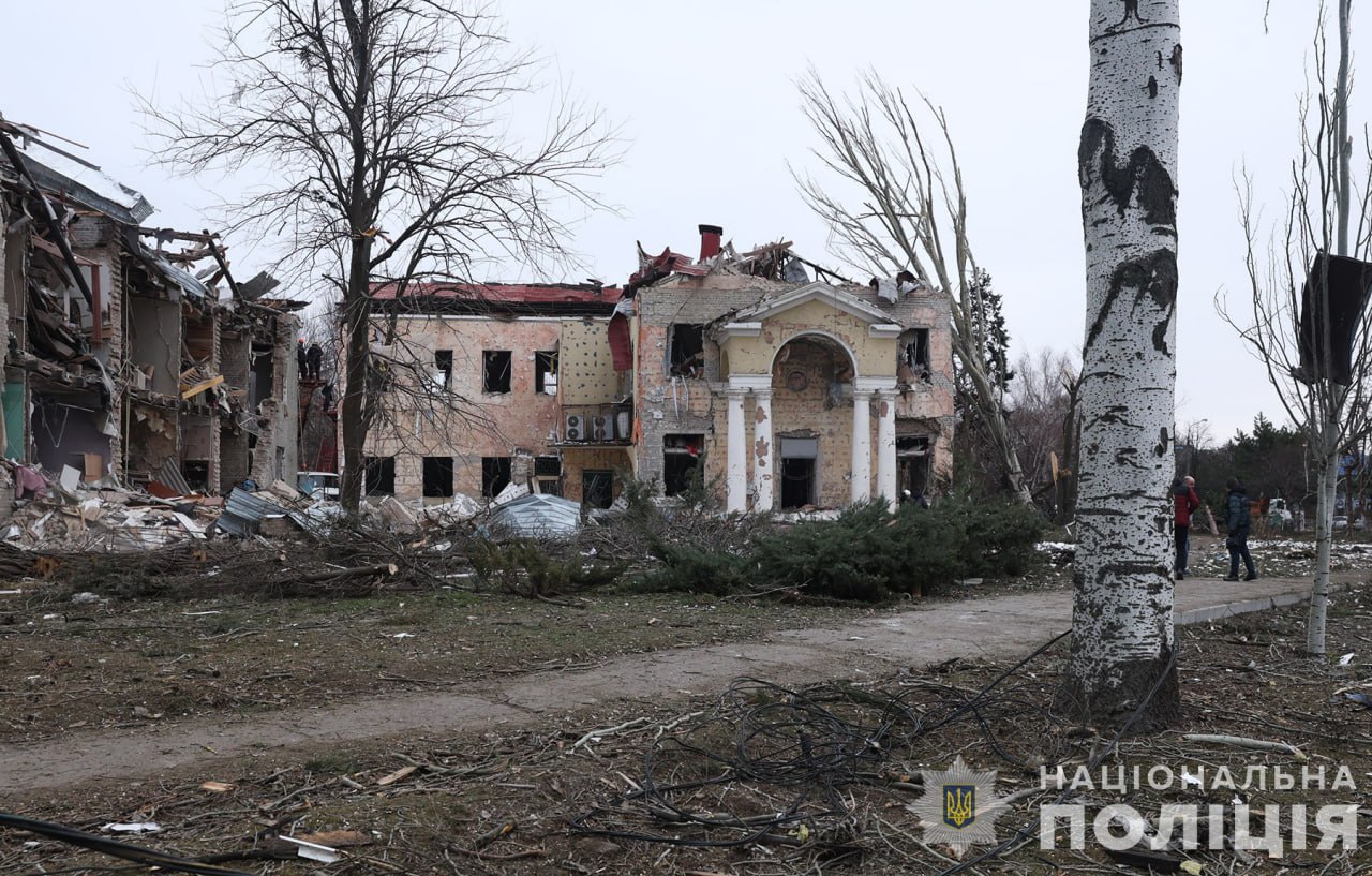 Будівлю суттєво пошкоджено: через ворожу атаку Запоріжжя призупинив роботу гуманітарний штаб