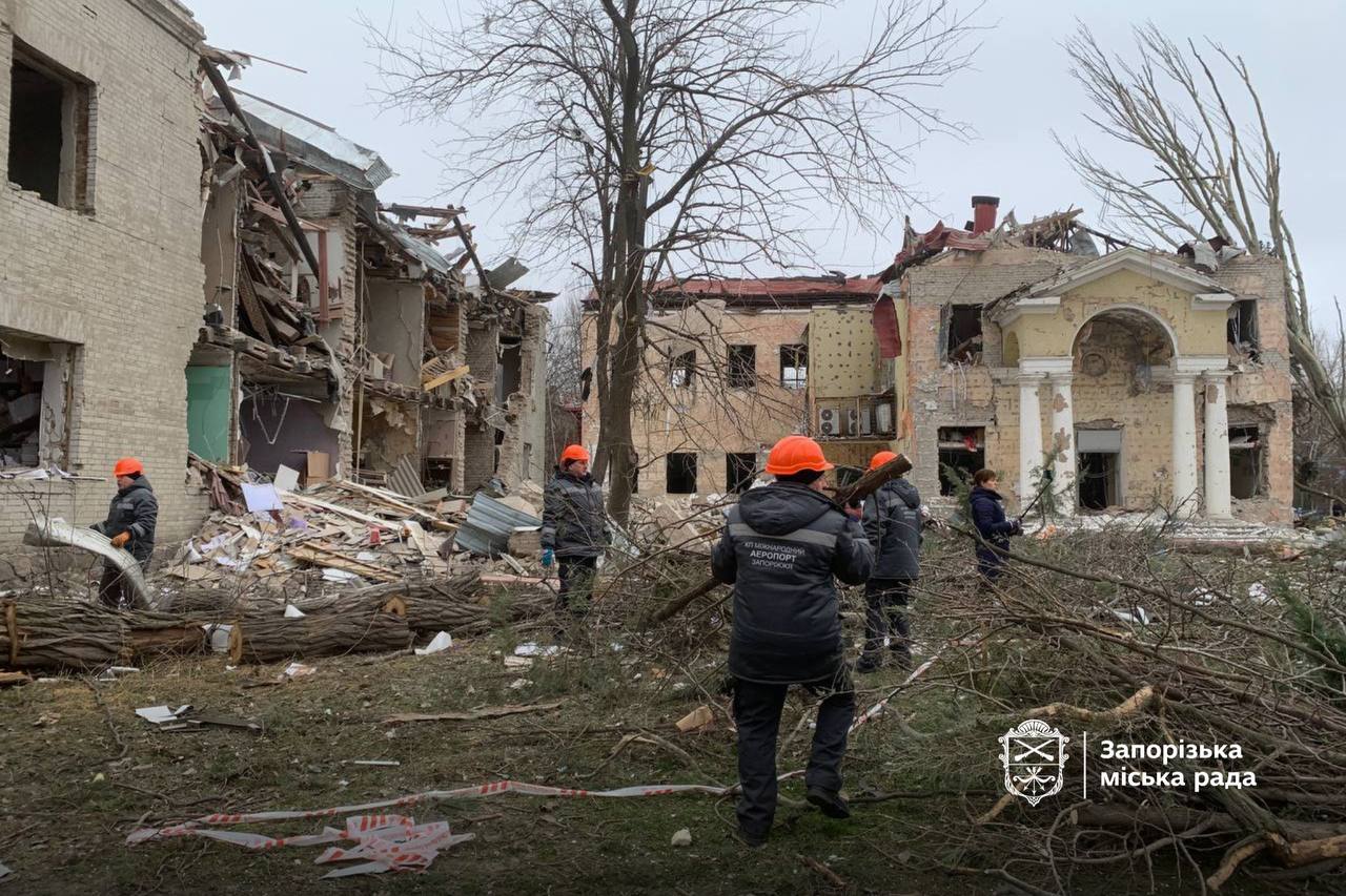 В Запорожье продолжают ликвидировать последствия вражеских ударов: поступило сотни заявок о повреждениях, — ФОТО