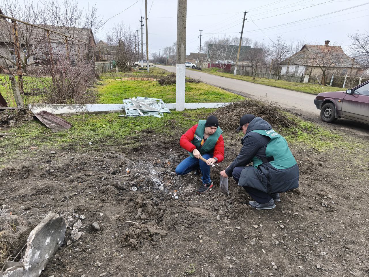 Засмічені території та дві вирви: екологи показали наслідки нічних ударів по запорізькому селу, — ФОТО