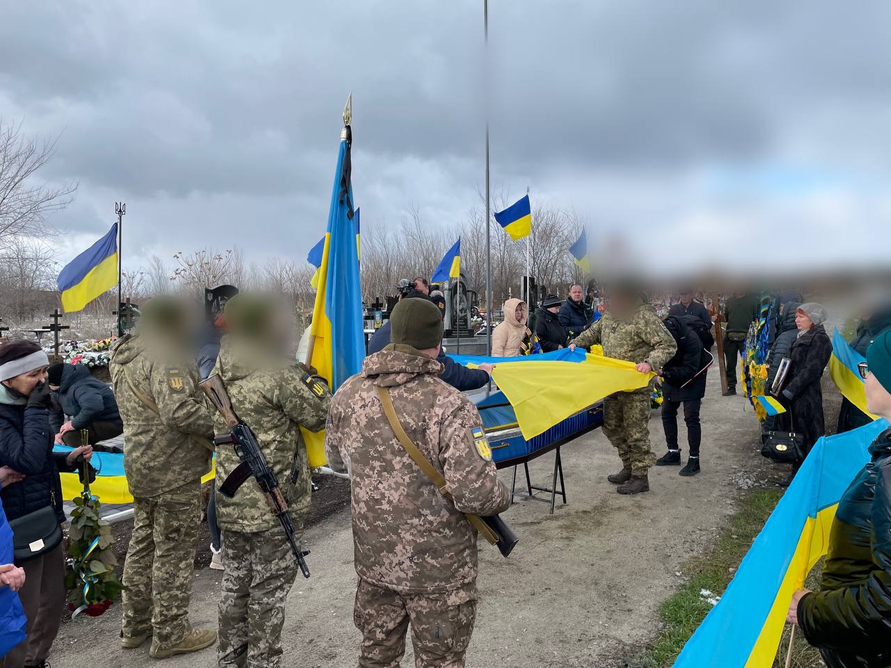 Кушугумская громада провела в последний путь бойца Александра Дерибаса, отдавшего жизнь во время боев в Донецкой области, — ФОТО