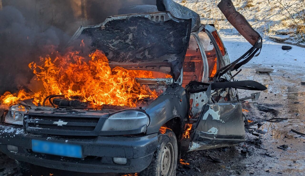 Авто згоріло вщент: в Запорізькій області ворог вдарив дроном по машині поліції, - ФОТО
