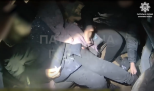 Патрульні показали, як після чергового обстрілу Запоріжжя надають допомогу жінці у пошкодженому будинку, — ВІДЕО