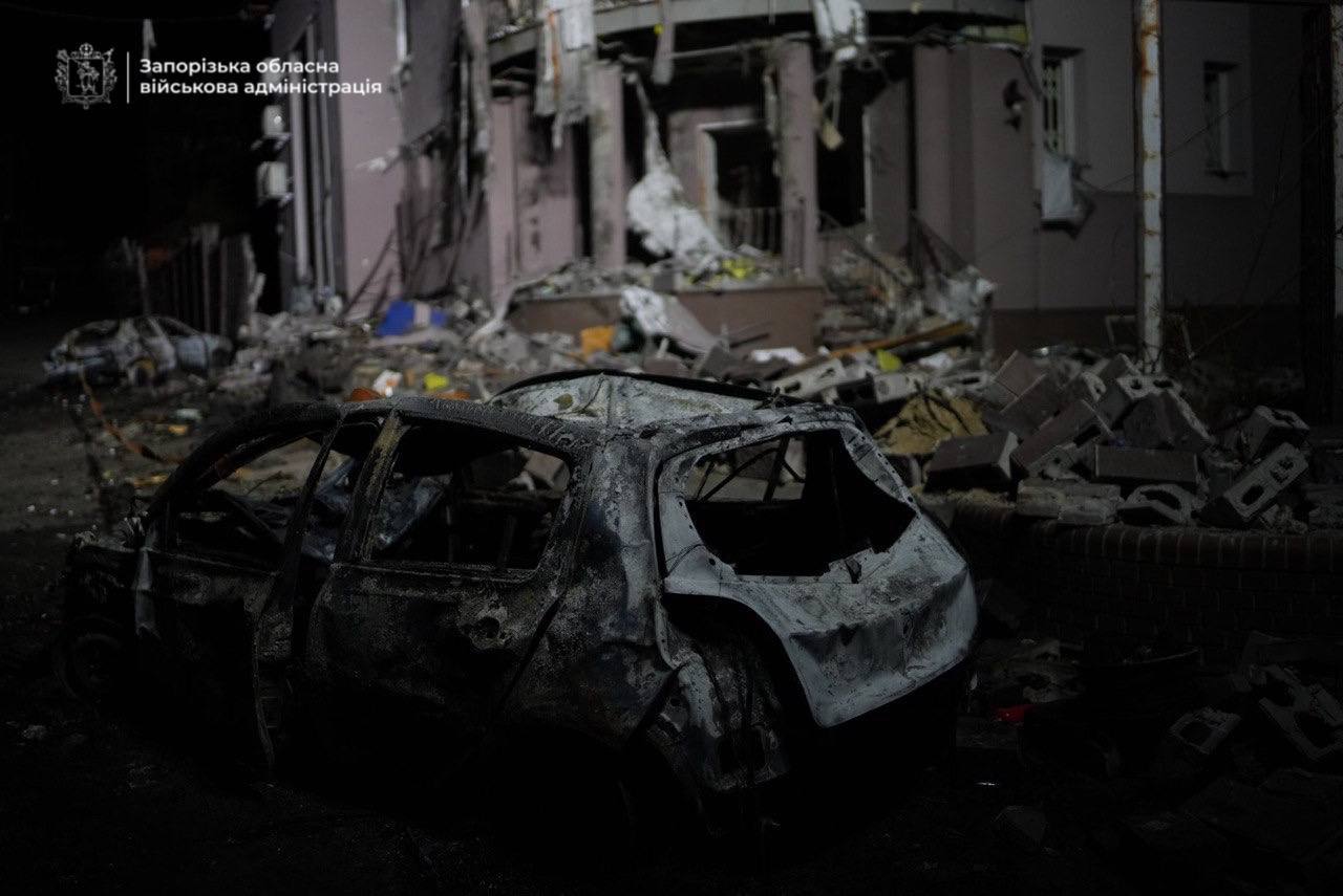 Нічні вибухи в Запоріжжі: ворог бив «шахедами», пошкоджені будинки та обʼєкт інфраструктури, — ФОТО, ВІДЕО