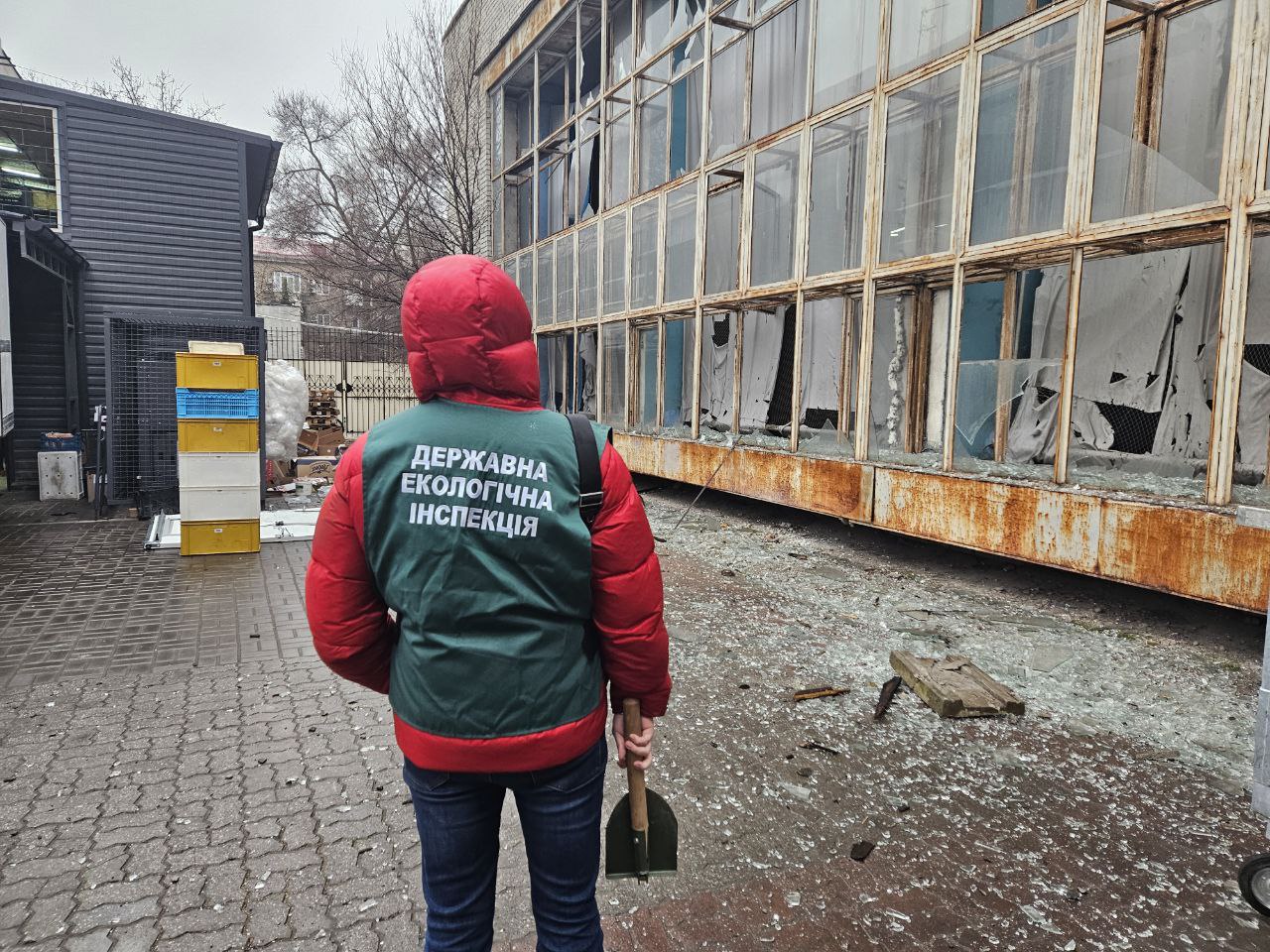 Близько тисячі квадратних метрів забрудненої території біля університету: екологи розповіли про наслідки атаки на Запоріжжя, — ФОТО