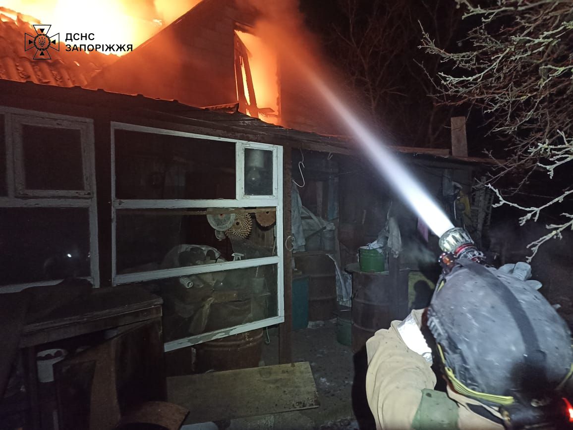 Горіли будинки та гараж: наслідки ворожих обстрілів Запорізької області, - ФОТО