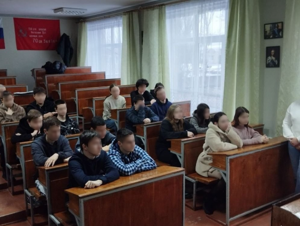 Портрети імператорів та зустрічі з військовими РФ: у захоплених запорізьких школах продовжується мілітаризація дітей, — ФОТО