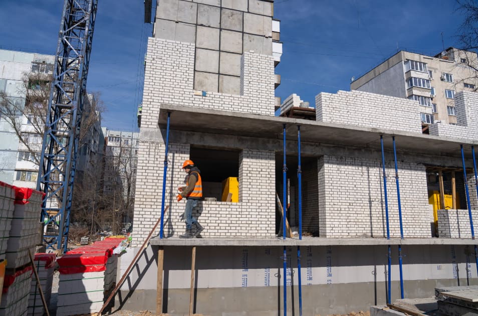 Відбудова довгий час була на паузі: триває відновлення зруйнованого будинку на вулиці Запорізькій, — ФОТО, ВІДЕО