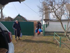 Люди годинами сидять у підвалі: з прифронтового Гуляйполя евакуювали жінку