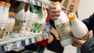 В магазини Запорізької області окупанти везуть товар зі спливаючим терміном придатності