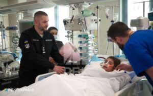 «Никто другой не мог это сделать»: из Запорожья в столицу вертолетом транспортировали девочку, которая была в критическом состоянии
