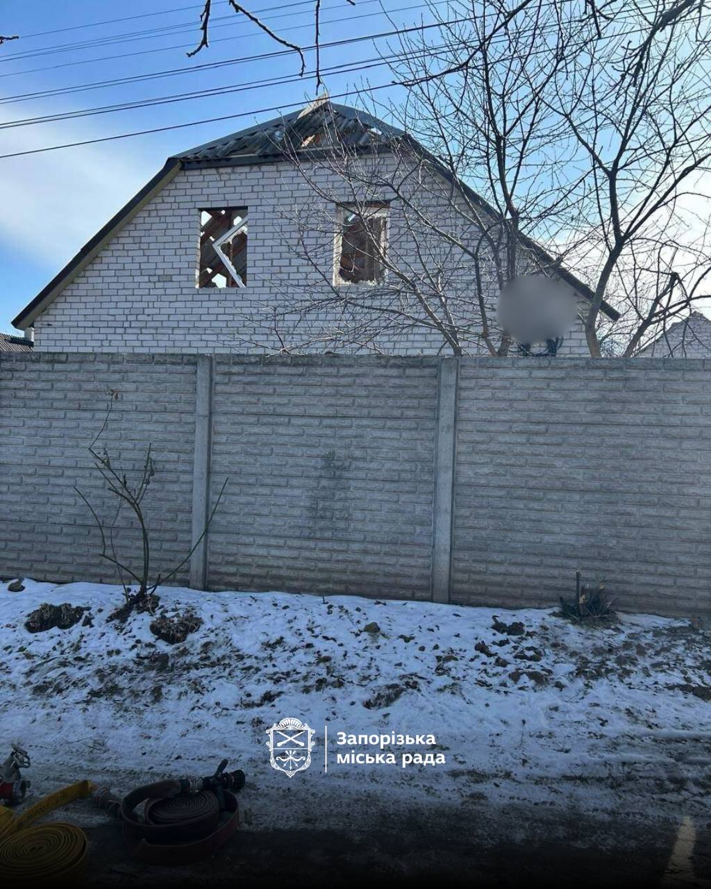 Ворог атакував Запоріжжя безпілотниками: пошкоджені дахи будинків, — ФОТО, ВІДЕО
