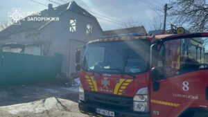 У Запоріжжі через падіння ворожого дрону постраждав житловий будинок: рятувальники показали наслідки атаки, — ФОТО