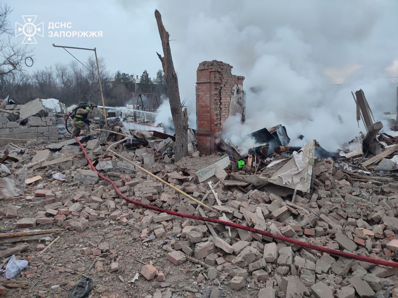 Ворог скинув КАБ на будинок в Запорізькій області: одна людина загинула, ще одна – поранена, — ФОТО