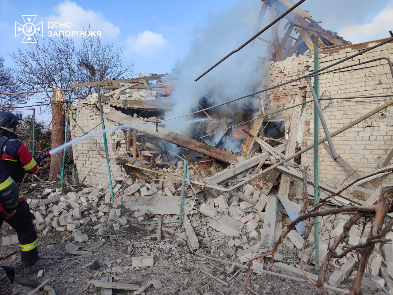Згорів будинок та авто: внаслідок російських обстрілів Запорізької області сталися пожежі, — ФОТО
