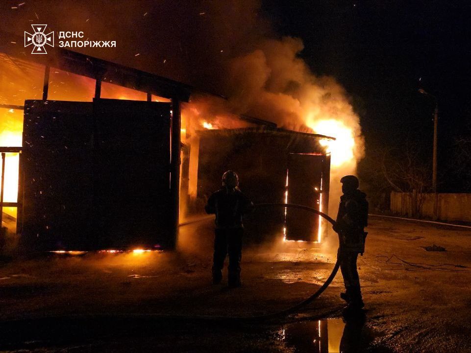 Вночі ворог атакував Запоріжжя безпілотниками: пошкоджено приватне підприємство та багатоповерхівки, — ФОТО, ВІДЕО