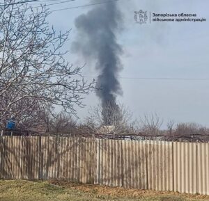 Вдень ворог завдав удар по Запорізькій області: горить будинок