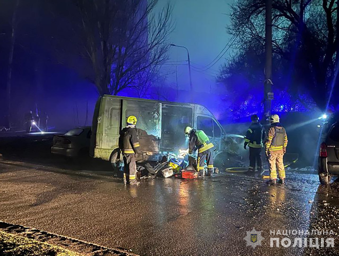 У дворі запорізької багатоповерхівки згоріло військове авто: підозрюваного затримали, — ФОТО