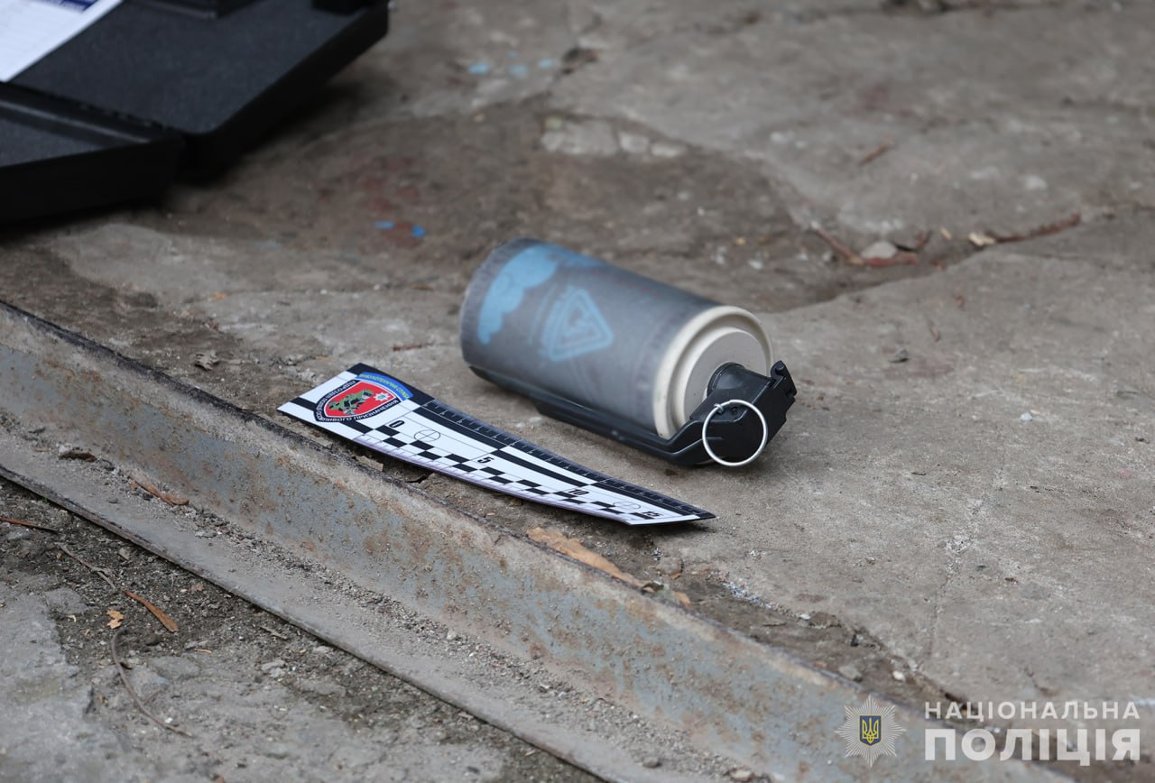 В Запорожье мужчина бросил в сторону полицейских страйкбольную гранату: правонарушитель задержан, — ФОТО, ВИДЕО